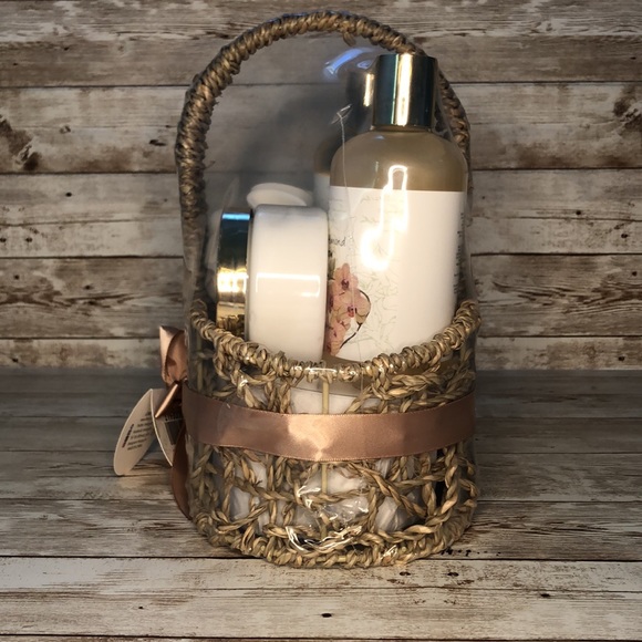 “Lovery” brand, 7 piece bath gift set in honey & almond scent -NWT - Picture 7 of 14